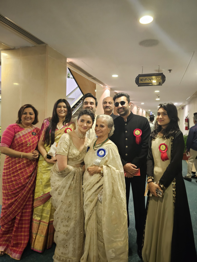 Women Of Power Alia Bhatt Kriti Strike A Pose With Waheeda Rehman