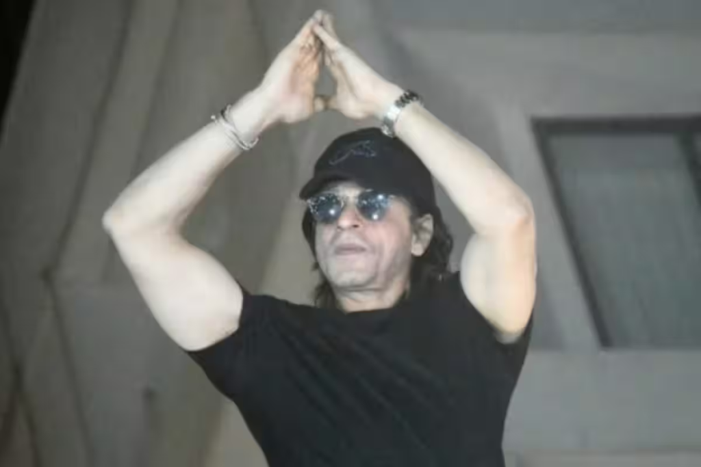 WATCH Shah Rukh Khan Waves Blows Kisses To Thousands Of Fans Outside