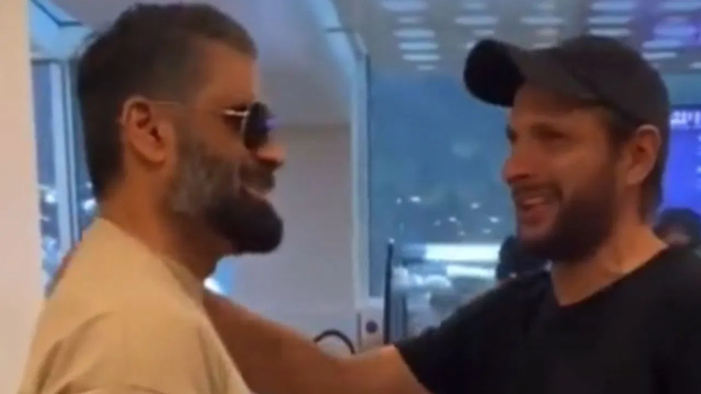 Viral Video Suniel Shetty Meets Popular Pakistani Cricketer Shahid