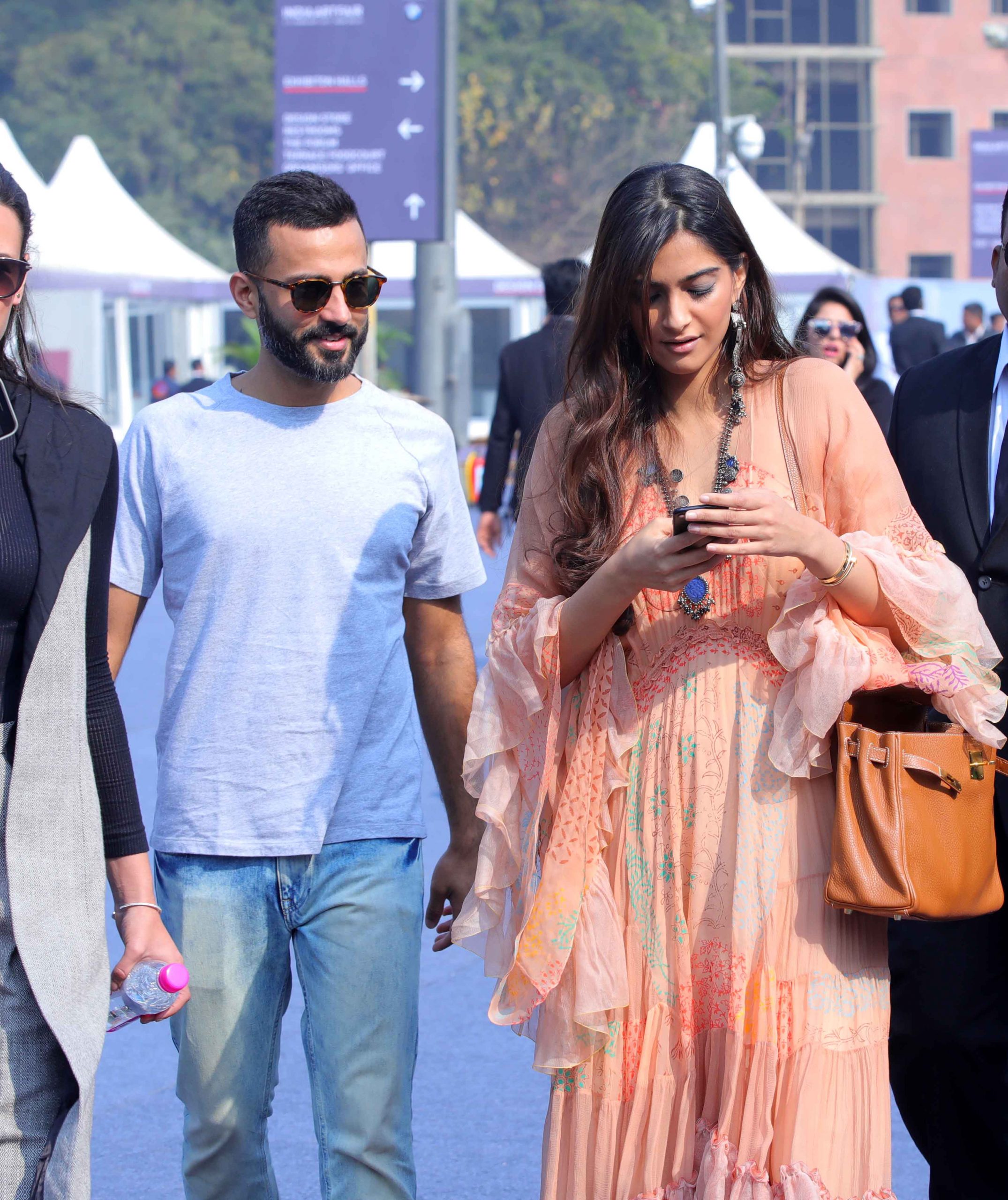 ei5AoUIo Sonam Kapoor, Anand Ahuja during the India art fair 2017 in new delhi.JPG scaled