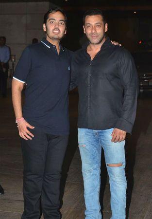 Salman Khan And Aamir Khan Spotted At Anant Ambani's Birthday Bash ...