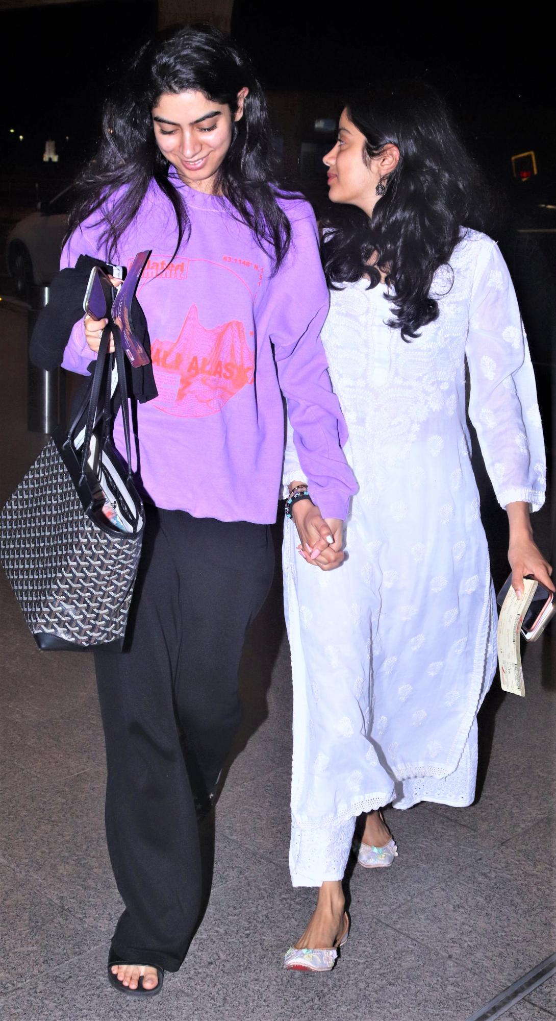 Janhvi Kapoor prefers white Salwar Kameez while sister Khushi