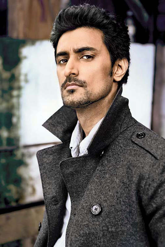 Kunal Kapoor Still Unsure about Wedding Date with Amitabh Bachchan's ...