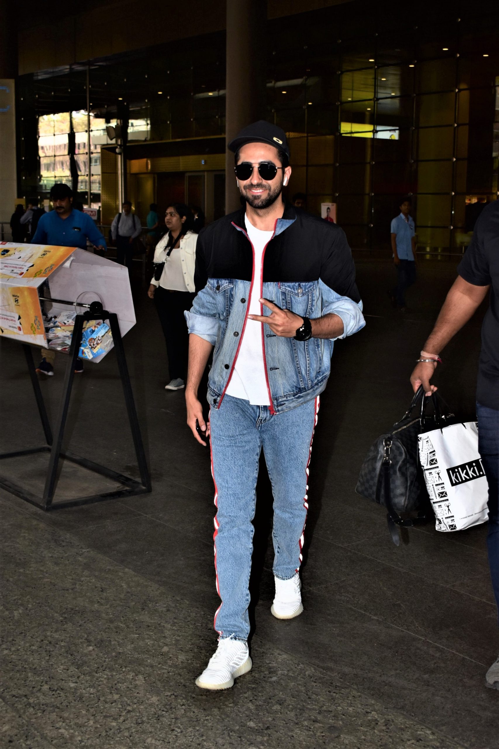 Photos: Ranbir Kapoor looks cool in casual as he gets snapped in