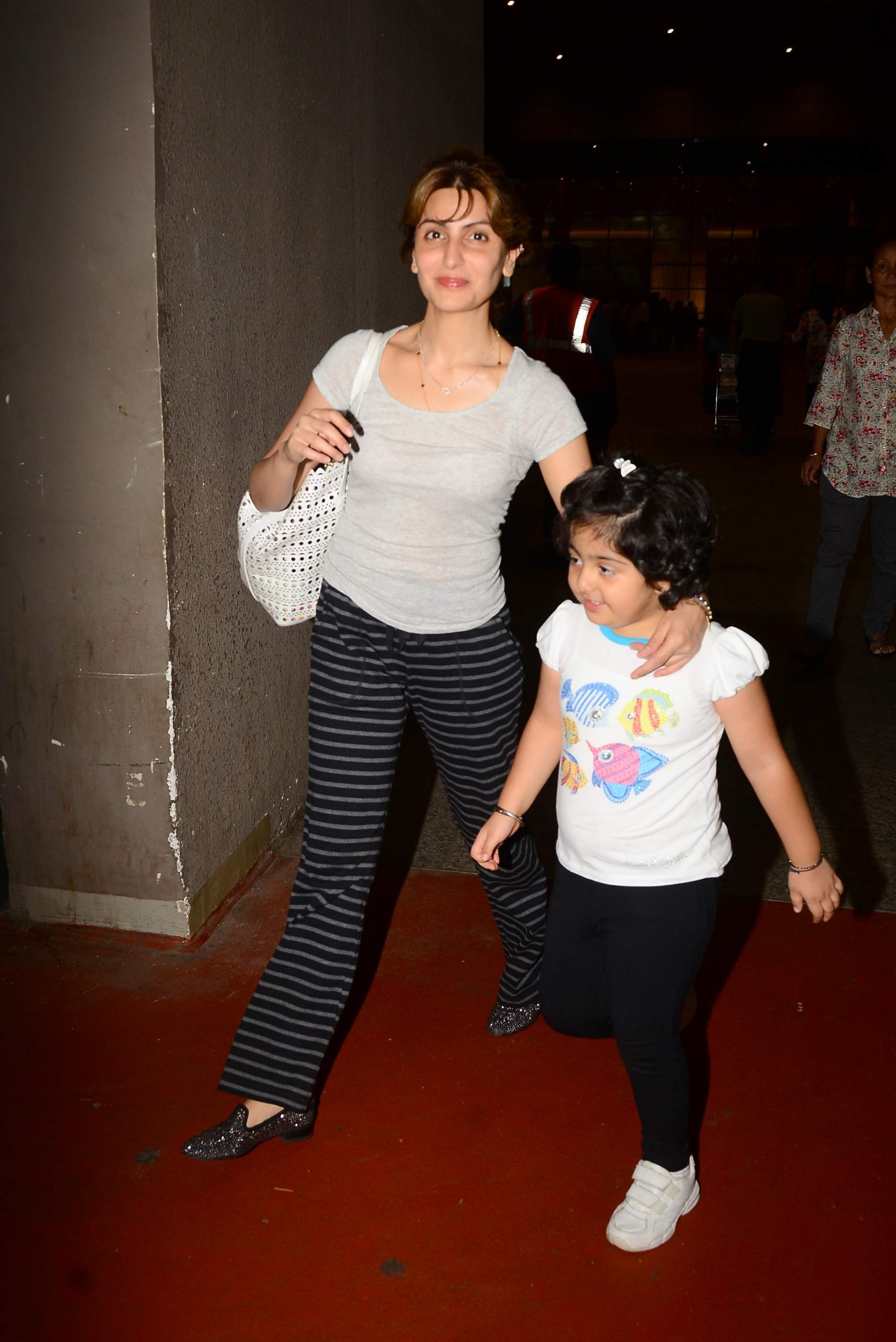 An Ecstatic Neetu Kapoor Greets Daughter Riddhima And Granddaughter ...