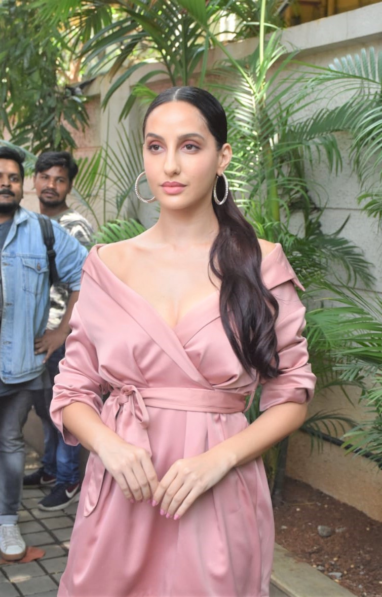 Nora Fatehi Turn Heads In Casual Yet Chic Style Outfit Teamed Up