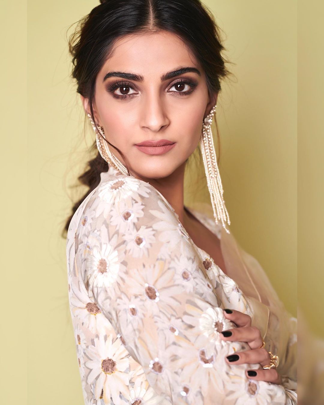 Sonam Kapoor Exudes Grace in Latest Look - Masala