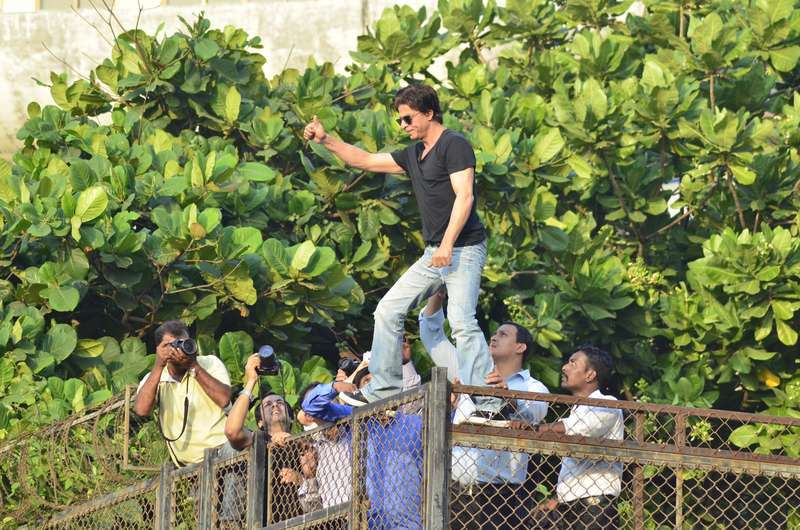 Shah Rukh Khan Celebrates Birthday with the Media - Masala