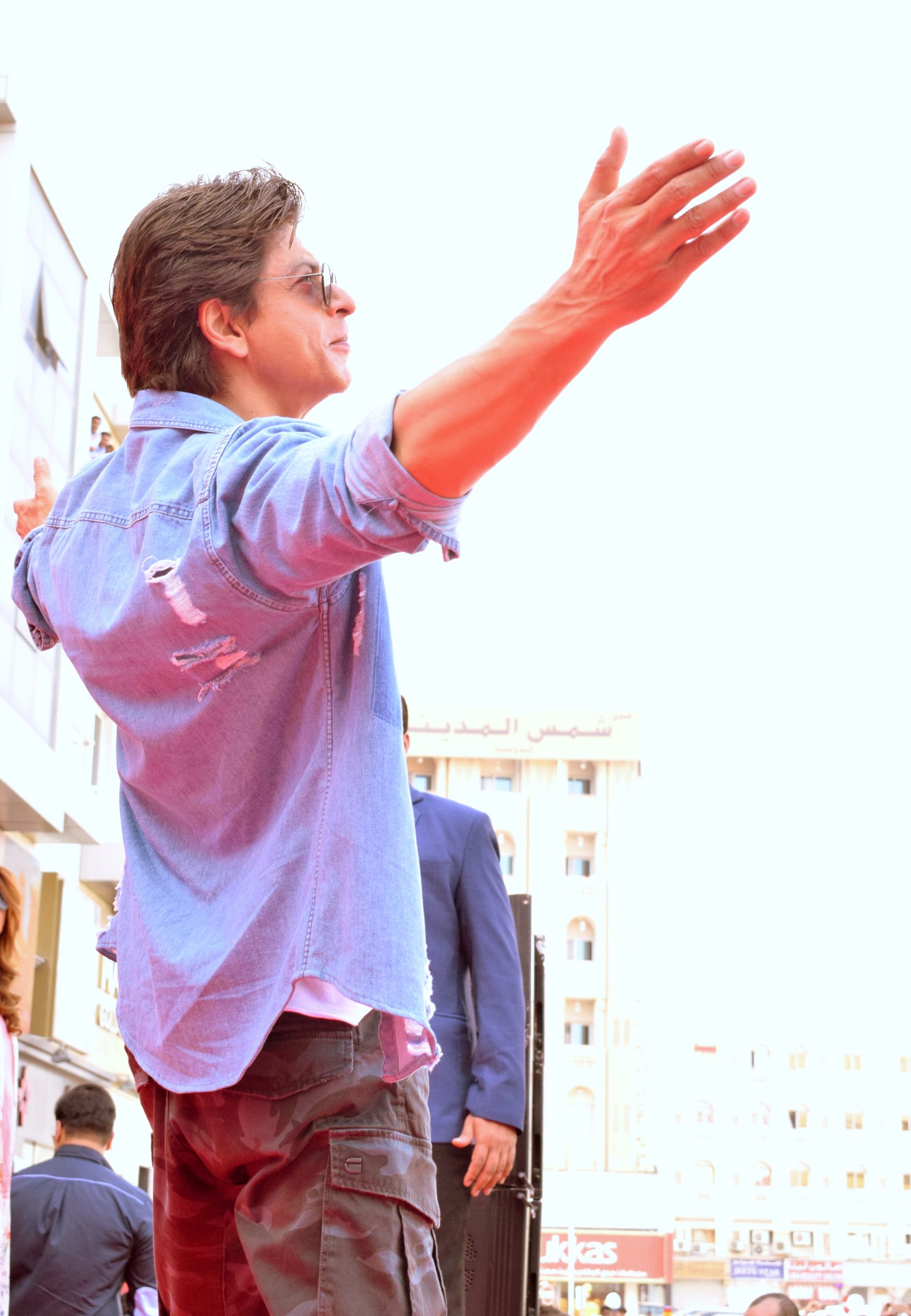 SRK dances to'Dunki song O Maahi, recreates his open arms pose in Dubai -  India Today
