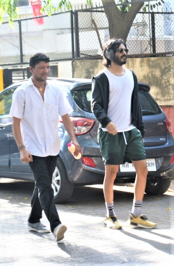 Harshvarrdhan Kapoor Aces Street Style In A Funky Black Tee & Pricey Beach  Shorts