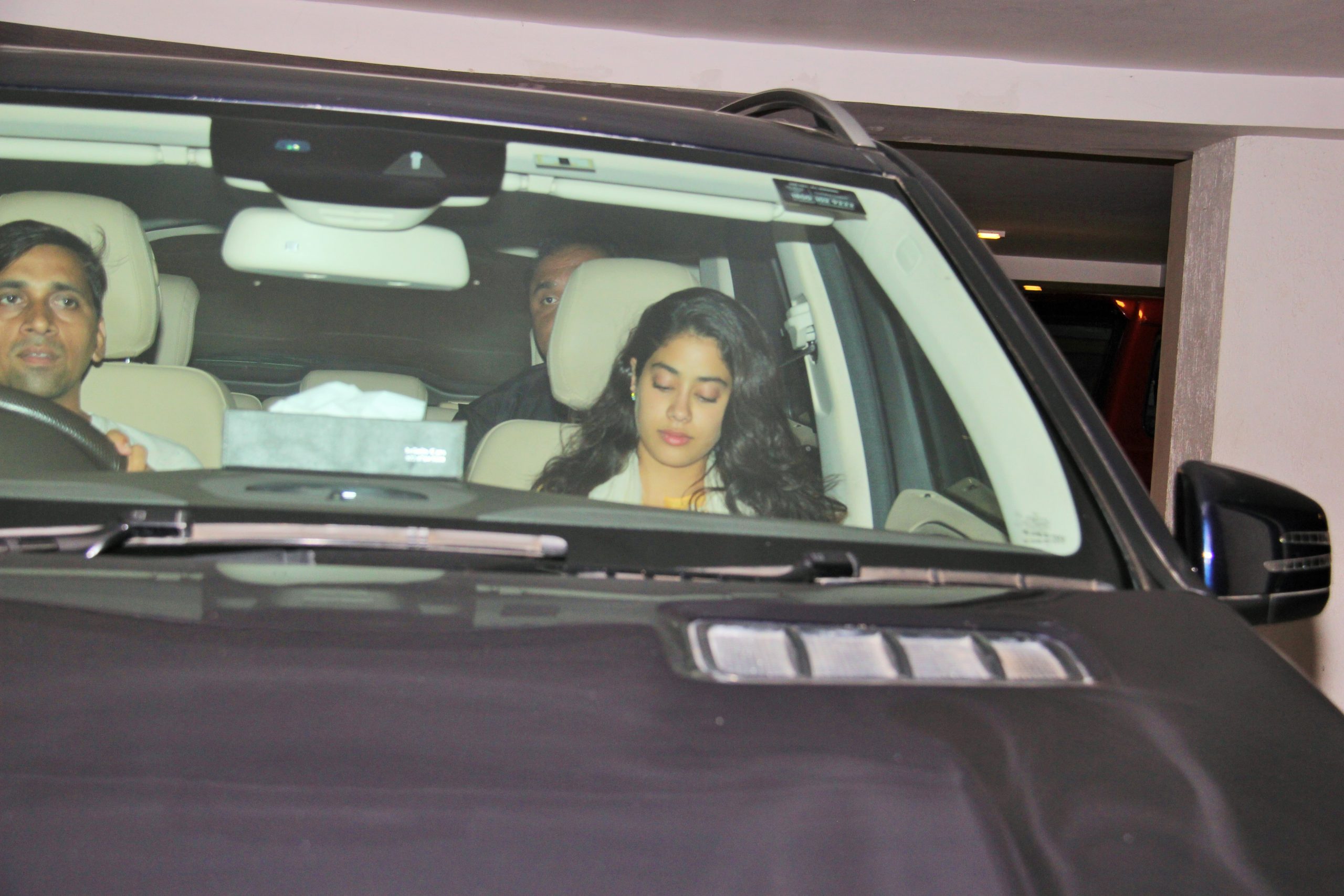 Star Spotting: Kapoor Sisters Karisma-Kareena Visit Their Close