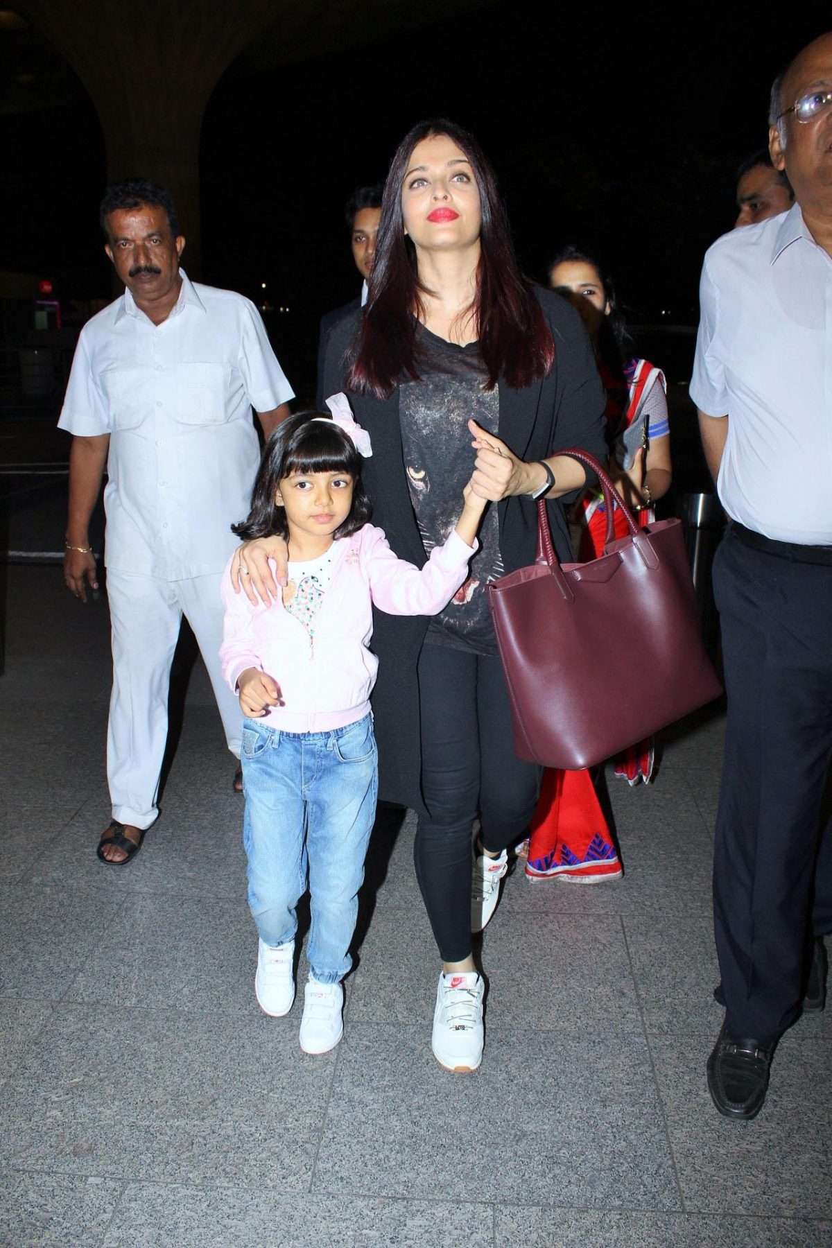 Star Spotting: Aishwarya Rai with Daughter Aradhya, Shahid-Mira at the ...