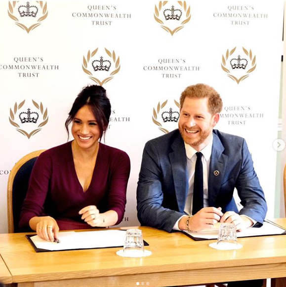 meghan markle desk table