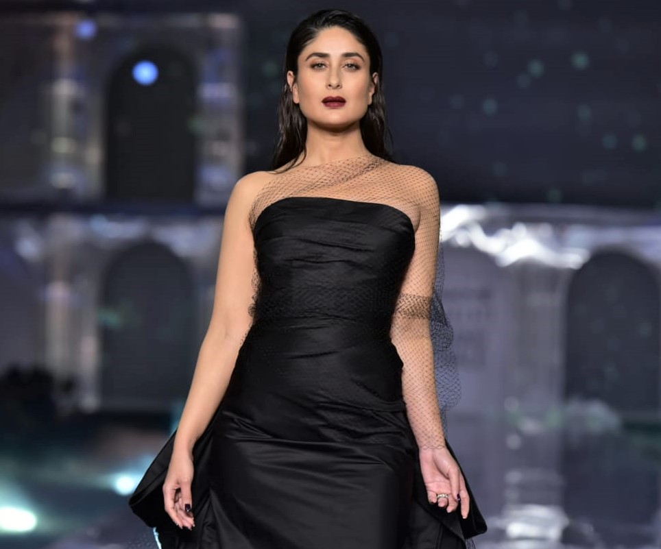 Kareena Kapoor Khan shows LBD is not out of fashion yet | The Times of India