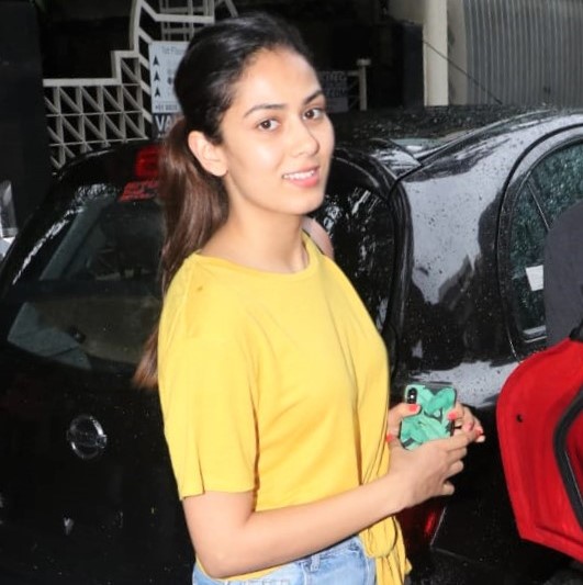 Mira Rajput flaunts her toned figure in comfy tee and leggings at