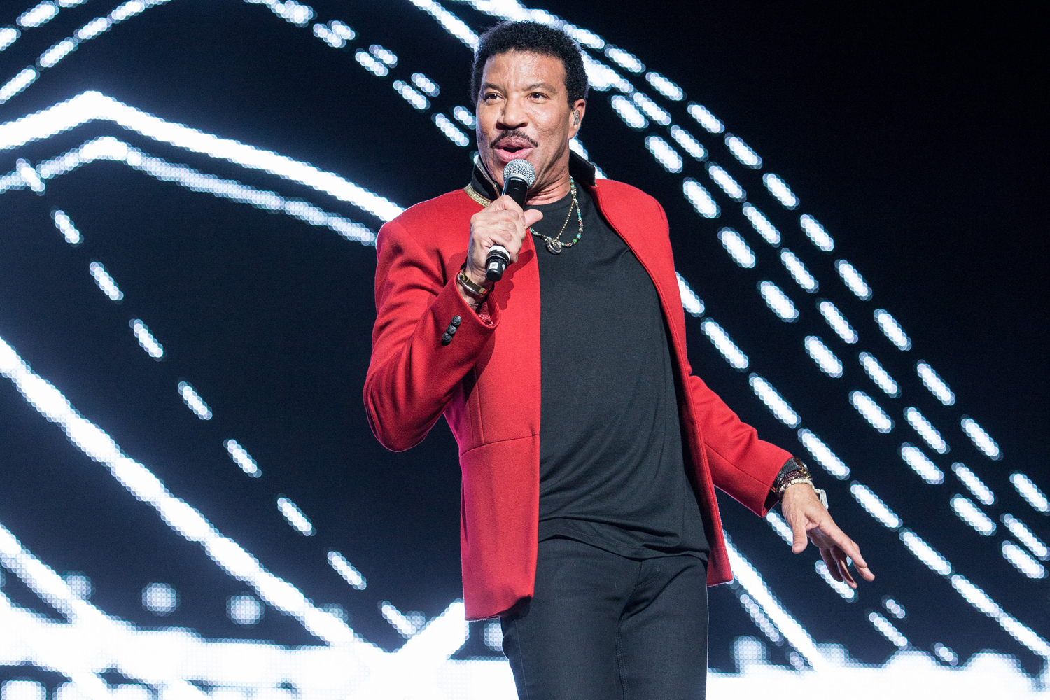 Lionel Richie Set to Headline Second Night at Dubai Jazz Festival 2020 ...