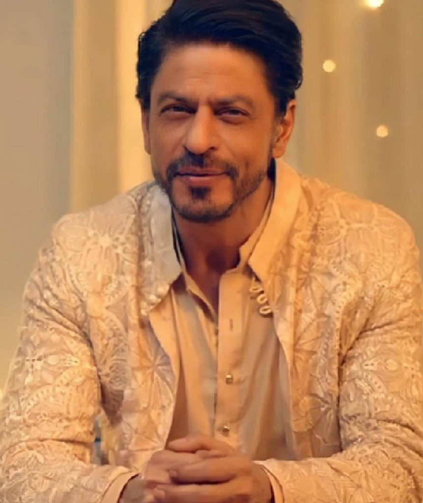 Eid al-Adha 2022: Shah Rukh Khan gives Eidi to fans; celebrates festival  with family in white Pathani