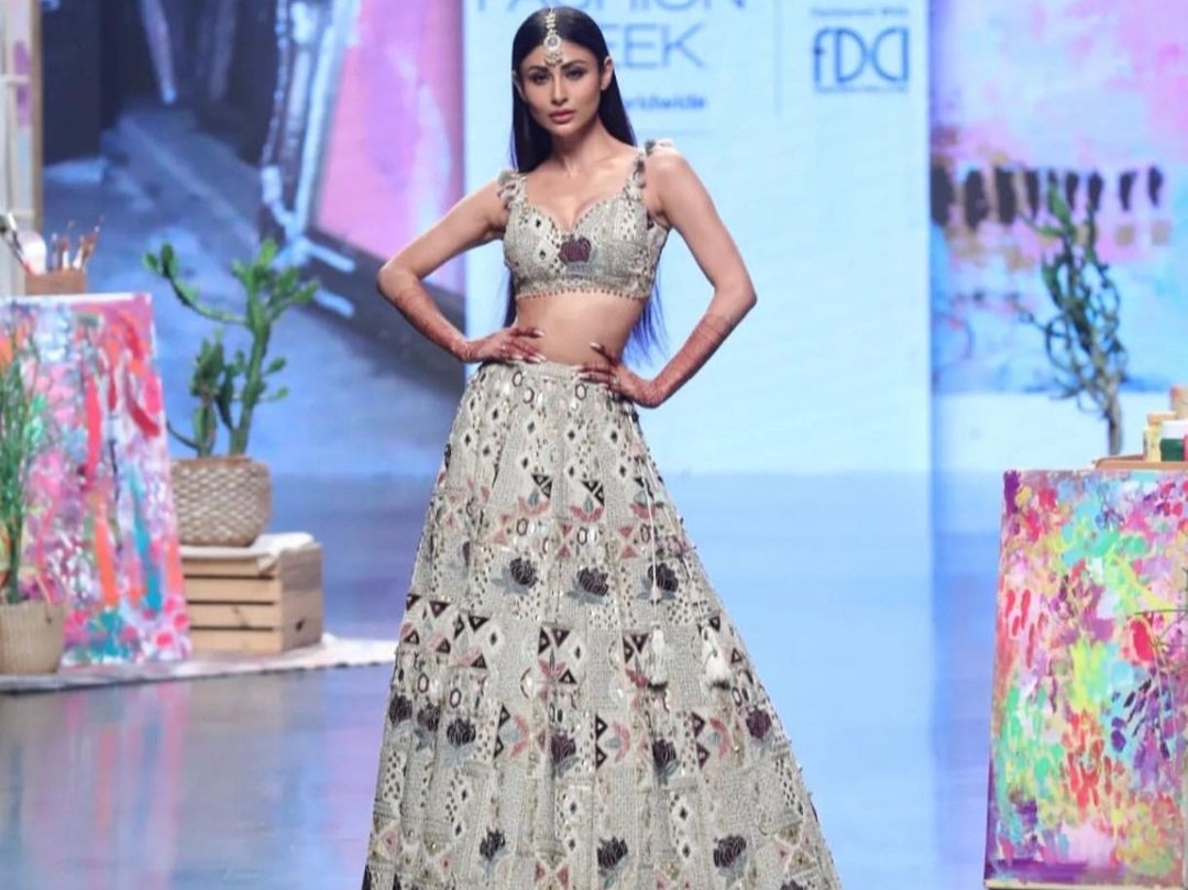 Mouni Roy's sizzling ethnic look in red lehenga at IFFI 2021 sets Goa on  fire | Fashion Trends - Hindustan Times