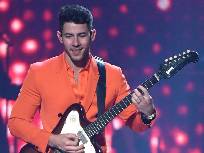 Nick Jonas sings in Hindi for the 1st time famous