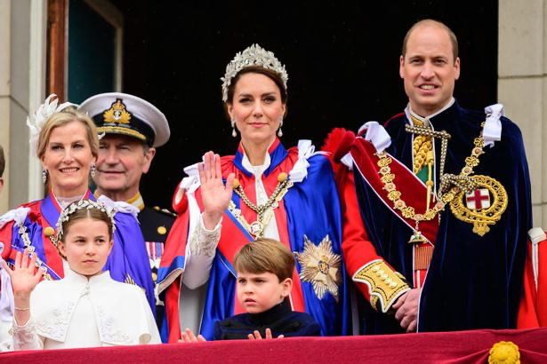 Why did Princess Kate and her daughter wear matching silver flower crowns at the Coronation?