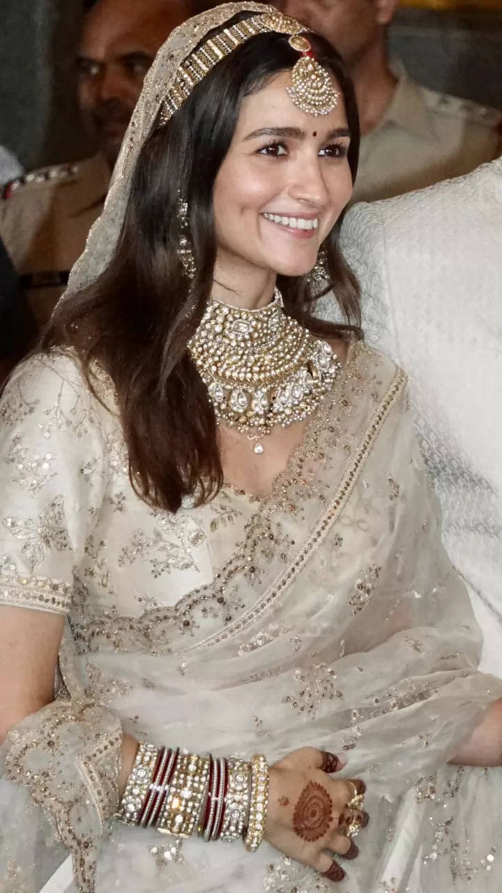 White Saree Inspiration For Bridesmaids From Alia Bhatt Deepika