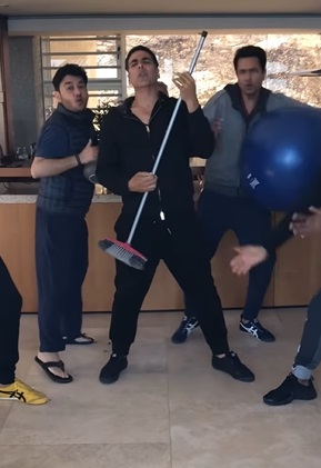 Akshay Kumar showcases his goofy side in hilarious dancing video with his friends on Friendship Day 2023