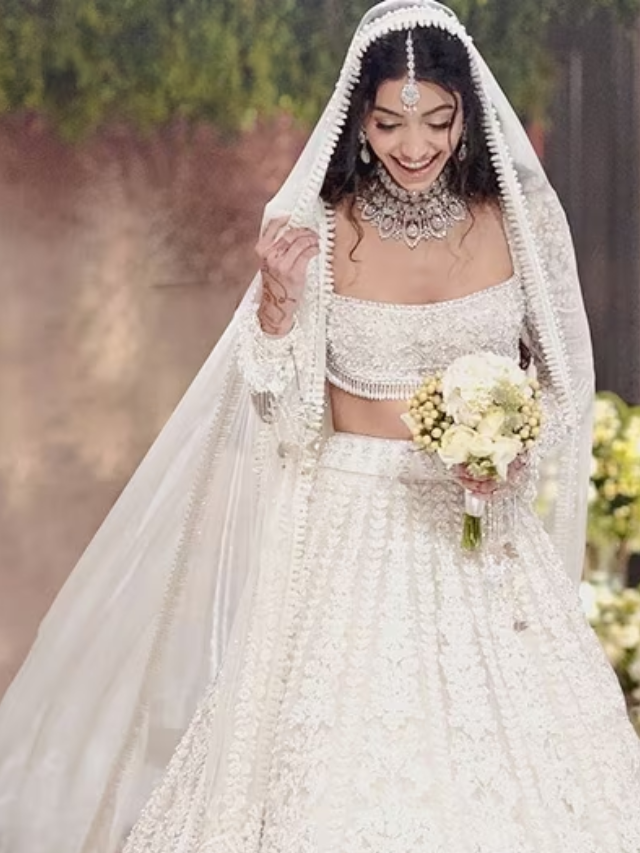 8 Bollywood celebrities' grand bridal entries that stole hearts - Masala