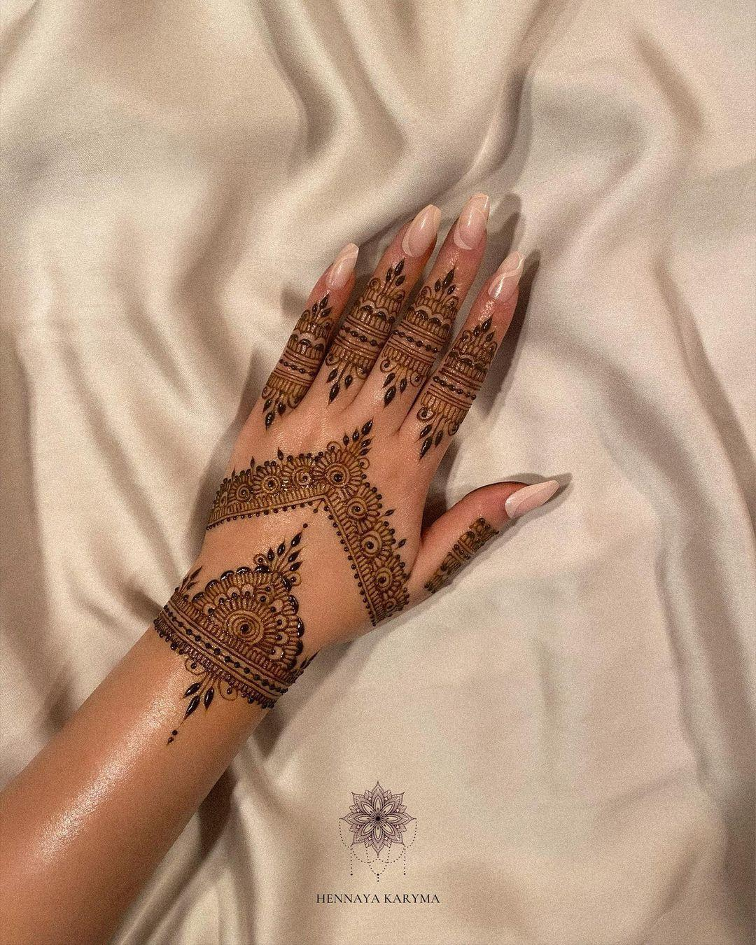 Diwali 2023 Gen-Z Style: Minimal Mehendi Designs For Festive Season |  HerZindagi