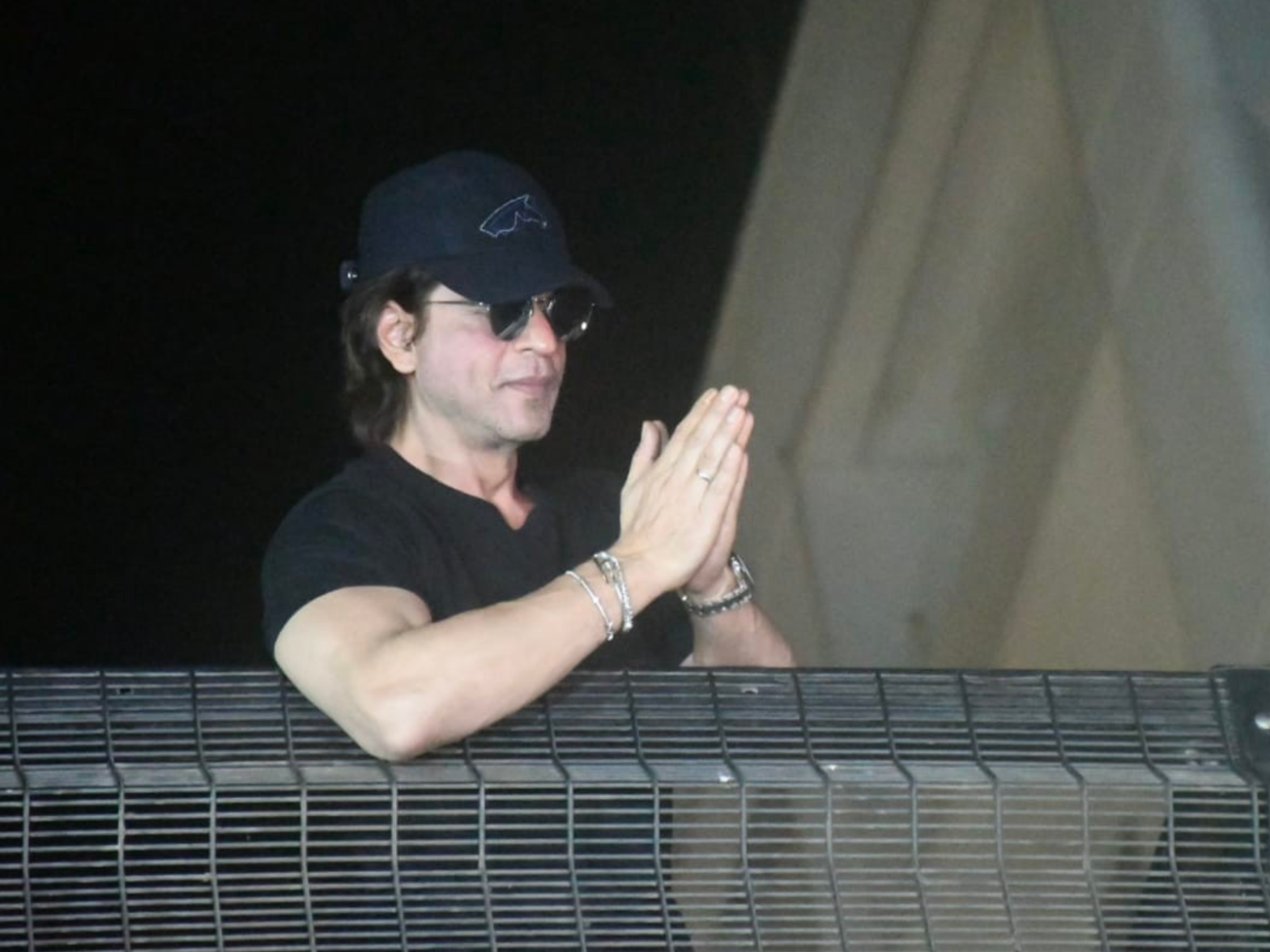 WATCH: Shah Rukh Khan Waves, Blows Kisses To Thousands Of Fans Outside ...