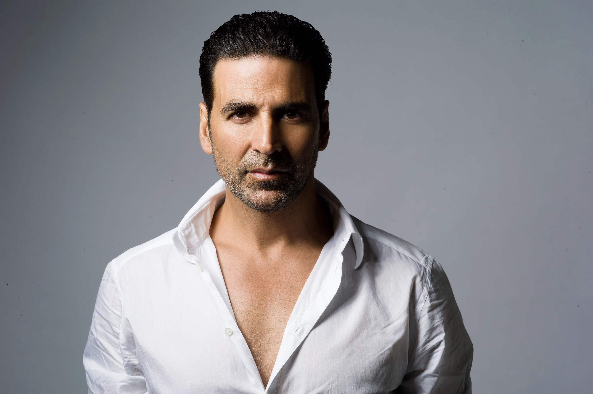 Akshay Kumar knows the 'scheme to double his money in 25 days' as he looks  dashing in a casual wear
