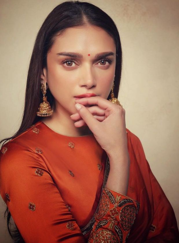 Aditi Rao Hydari exudes a royal charm in golden lehenga by Raw Mango :  Bollywood News - Bollywood Hungama