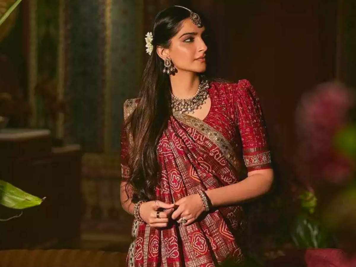 All Celebrities Sarees Designs: Bollywood Celebrity Sonam Kapoor with Grand  red and flower lase border designer saree with puff sleeves designer blouse