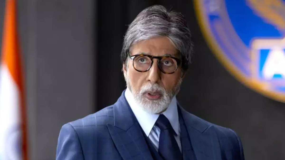 Amitabh Bachchan wields the sword of light as the character GURU in  'Brahmastra' | Hindi Movie News - Times of India