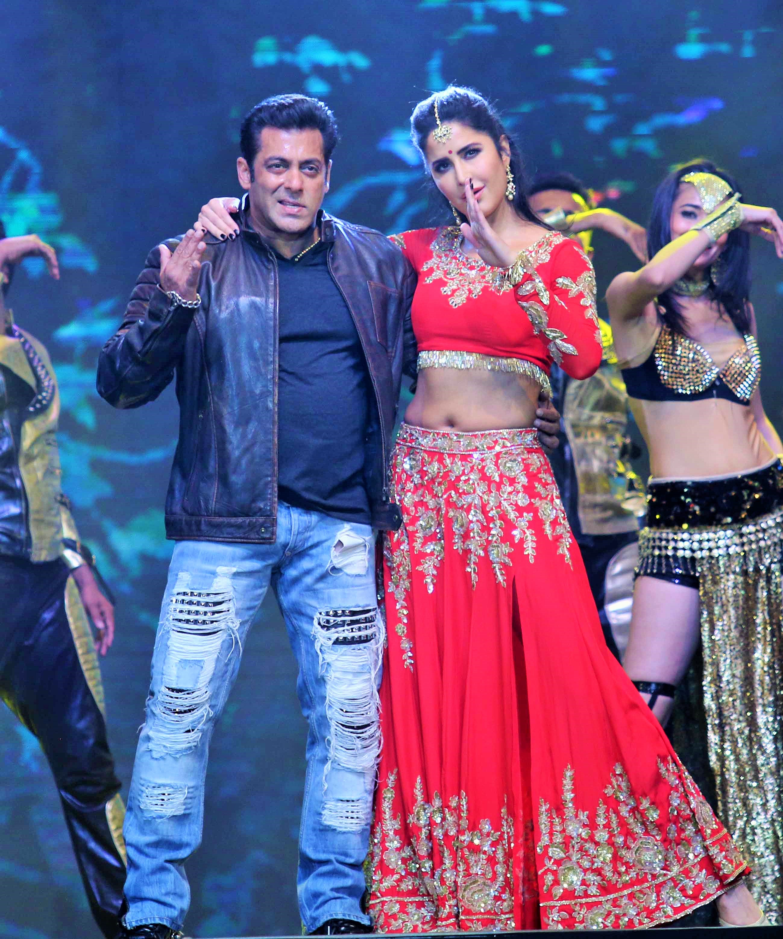 Salman Khan Romances Katrina Kaif And Sonakshi Sinha At The Da Bangg Event