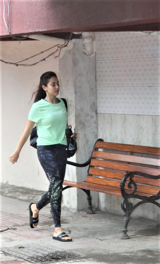 Mira Rajput flaunts her toned figure in comfy tee and leggings at