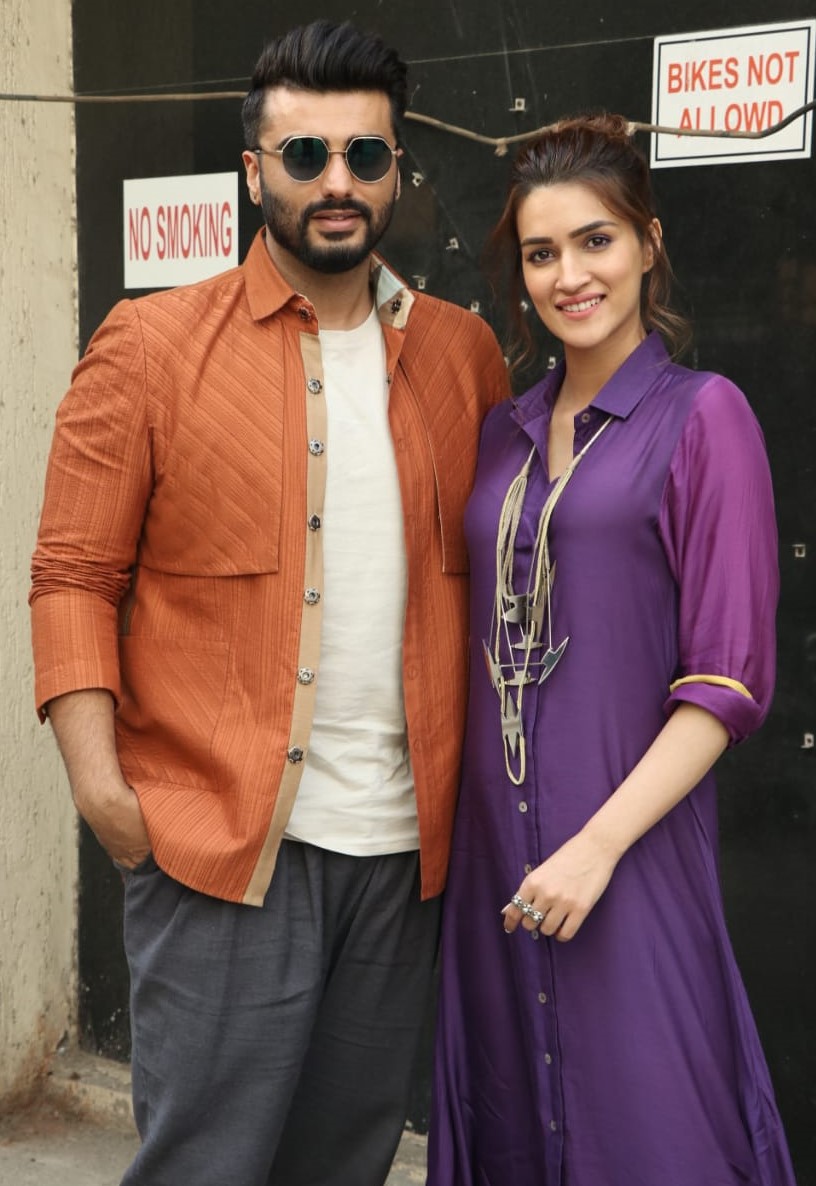 [Image: Arjun-Kapoor-and-Kriti-Sanon-(2).jpg]