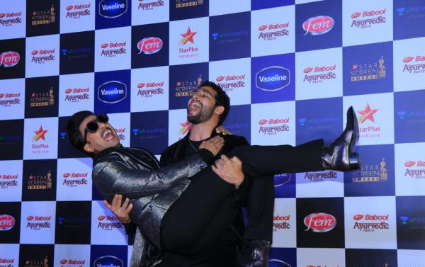 Ranveer Singh Has Ball Of A Time With Shahid Kapoor, Siddhant ...