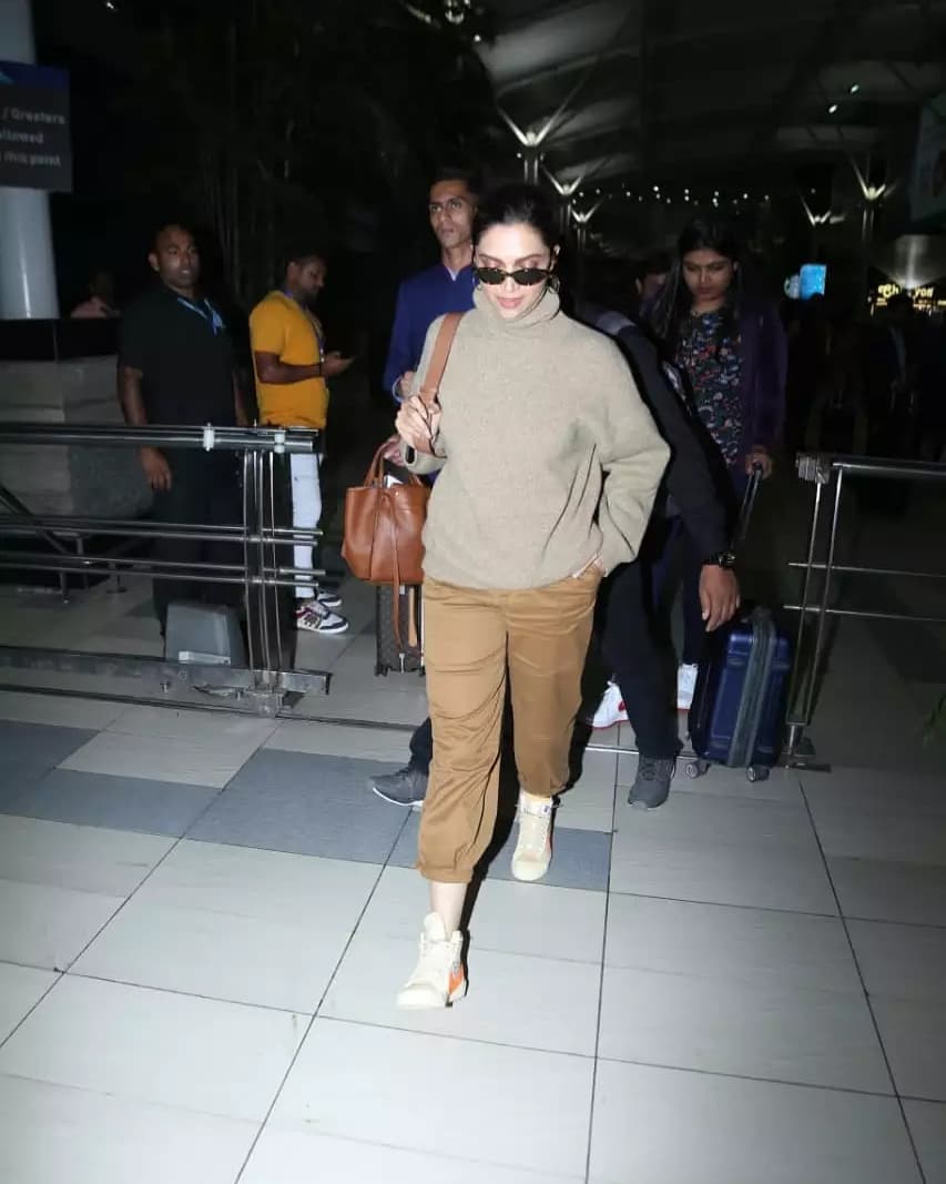 Deepika Padukone Airport Looks : r/BollywoodFashion