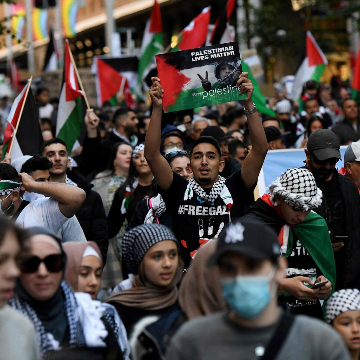 WATCH: Man waving items of clothing to make Palestinian flag goes viral ...